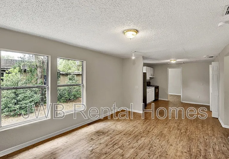 485 W 58th St — Photo 4