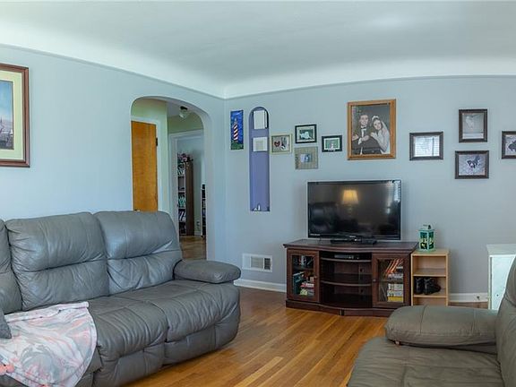 4th image of 2826 Wellington Ave