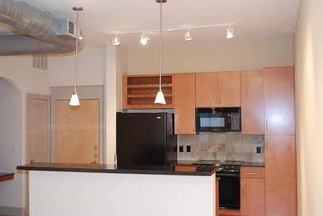 1 bed, 1.0 bath, 718 sqft, $1,739 — Photo 2