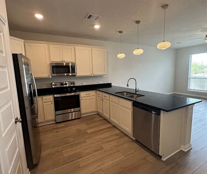 1340 Kingsgate Dr — Photo 6