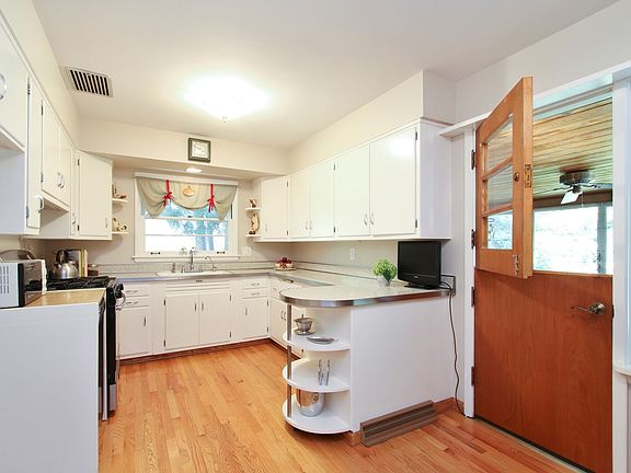 CLASSIC KITCHEN WITH DUTCH DOOR OUT TO THE PORCH AREA