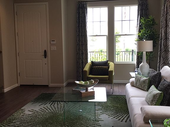 5th image of 910 Holly Pl