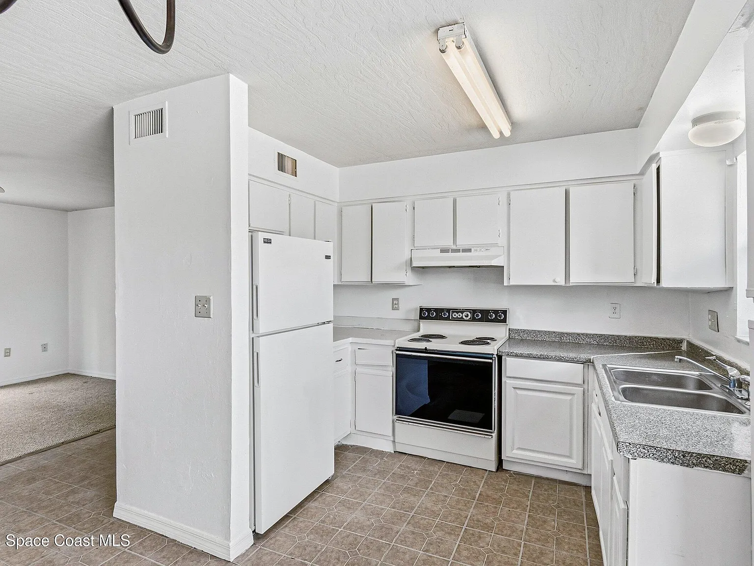2 bed, 1.0 bath, 893 sqft, $1,300 — Photo 2