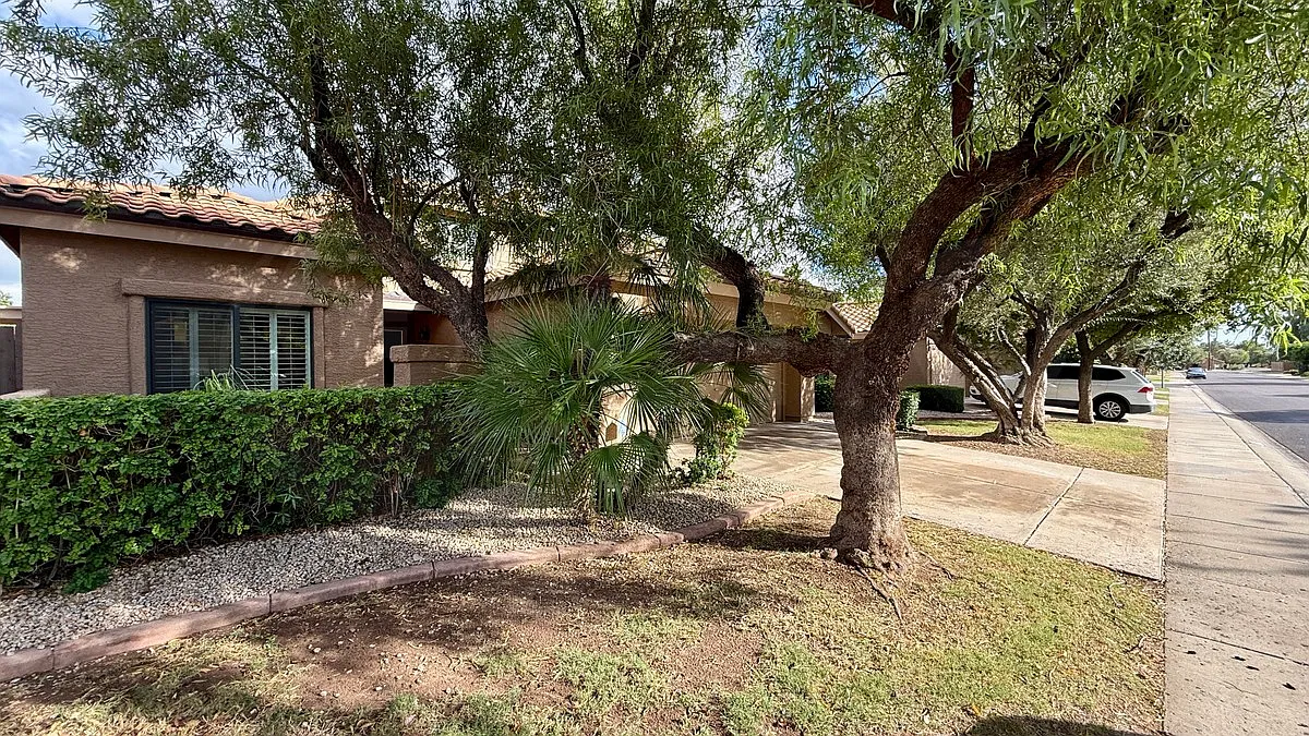 3 bed, 3.0 bath, 2046 sqft, $3,300 — Photo 2