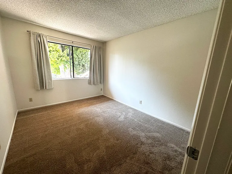 746 Stuart Ln — Photo 6