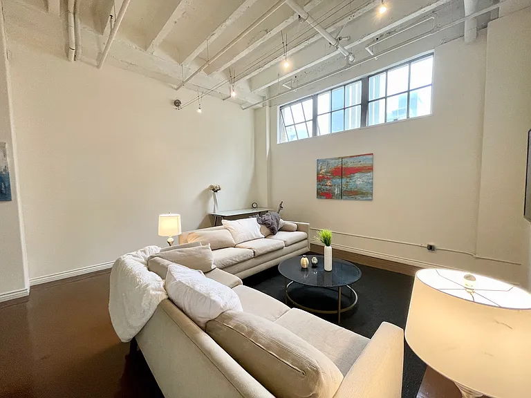 312 W 5th St #201 — Photo 2