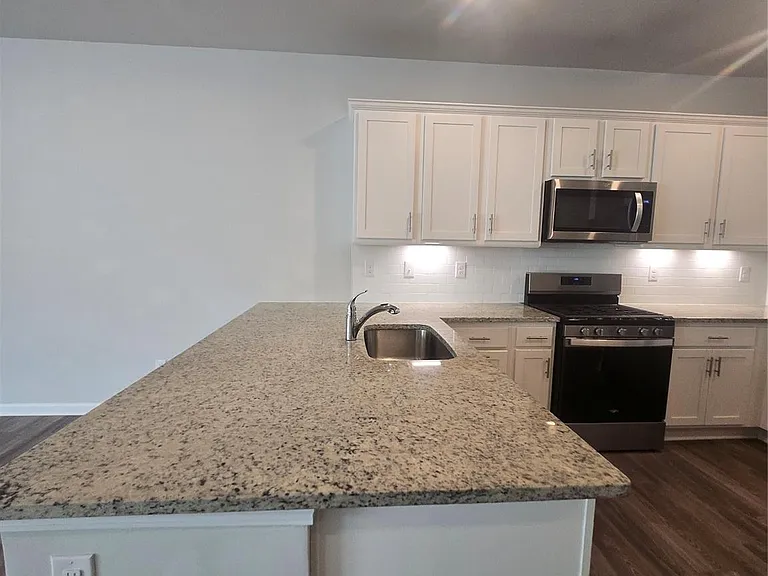 5240 Kinsbridge Dr — Photo 20