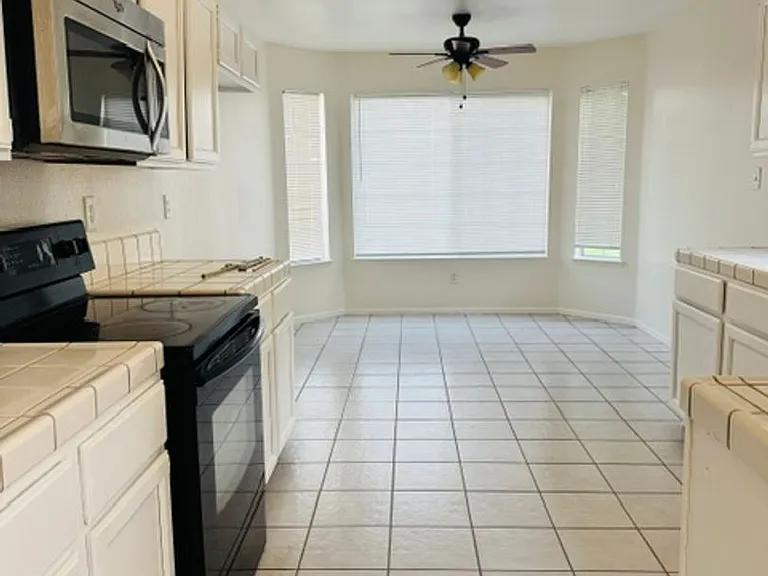 9004 Pine Ridge Way — Photo 5