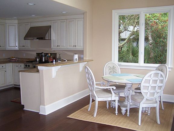 Kitchen & eat-in area