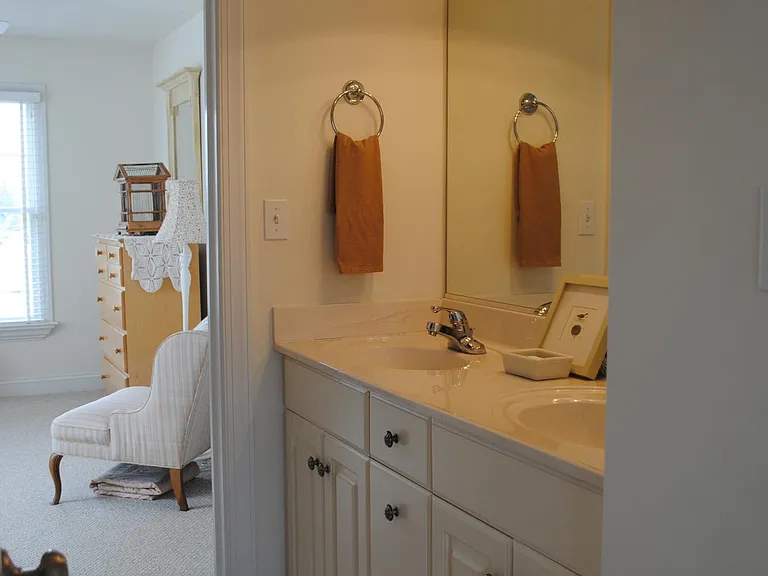 Jack-and-Jill bathroom between bedrooms 3 and 4