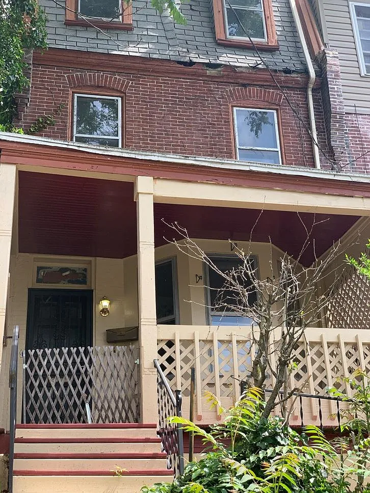 1011 W 6th St photo 1