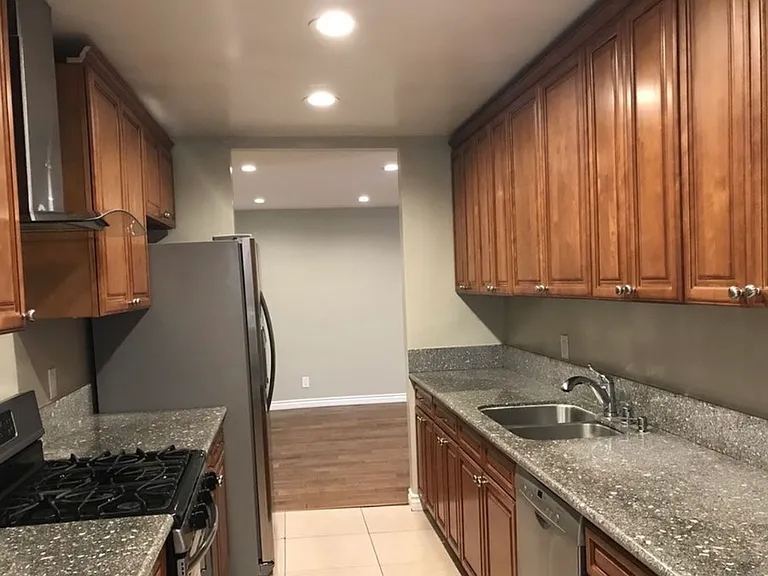 1827 S Barrington Ave #105 — Photo 6