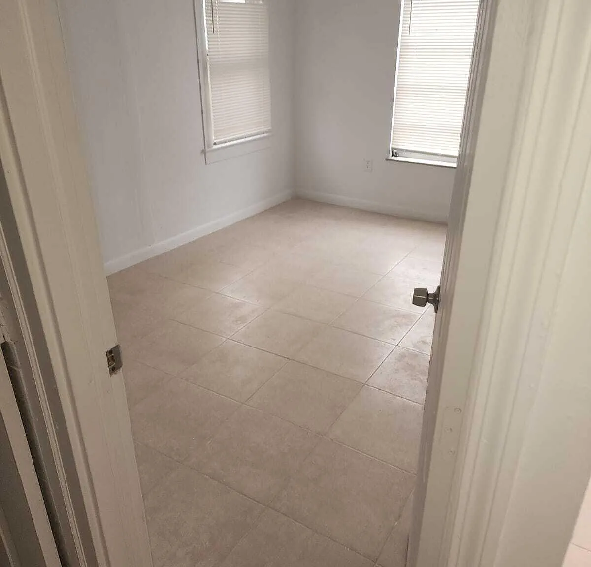 2 bed, 1.0 bath, 2366 sqft, $1,750 — Photo 4