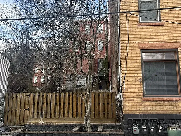 240 Carrington St — Photo 13