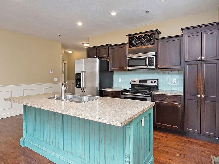 1040 E Walnut St — Photo 17