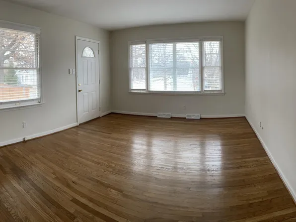 463 S 8th St, Saint Charles, MO 63301