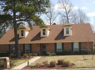 6108 Deerfield Dr, Texarkana, TX 75503