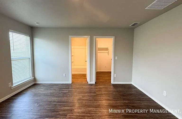 2033 Kenwood Ave — Photo 10