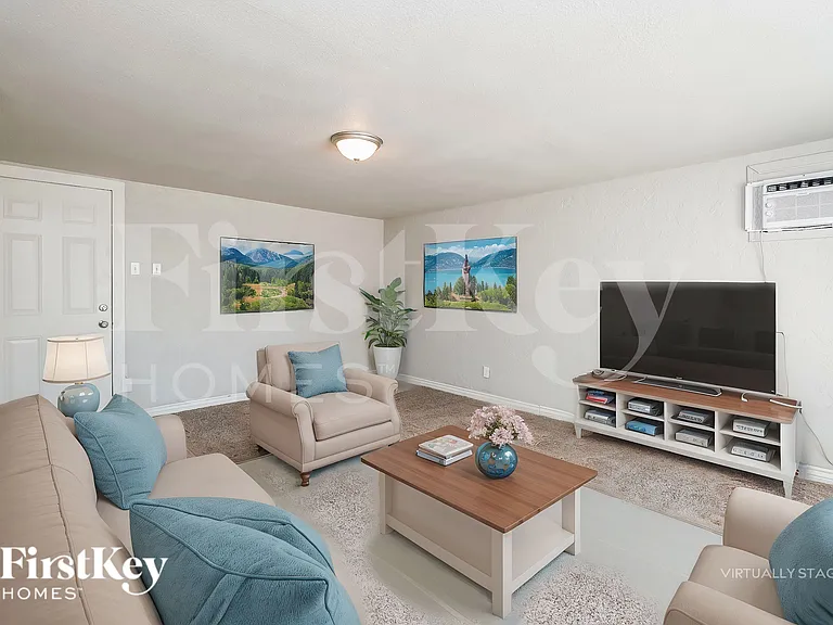 930 E Weber Dr — Photo 3