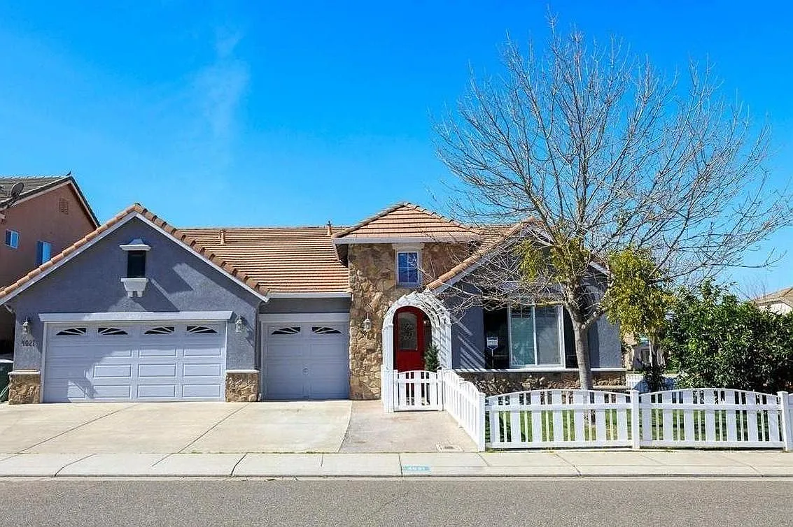 Nice curl appeal front of the house with 3 car garages. Wood plastic fence around the corner of the house - 4021 Rancho Mesa Ct