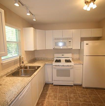 3rd image of 415 Parker Dr