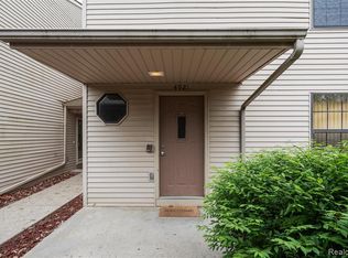 4921 N Oak Hill Dr, Waterford, MI 48329