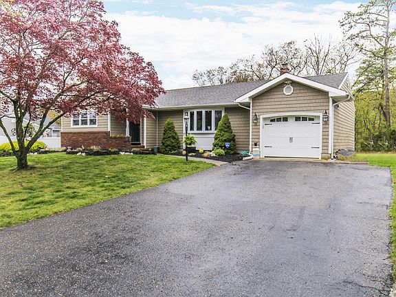 2nd image of 28 Yorkshire Dr