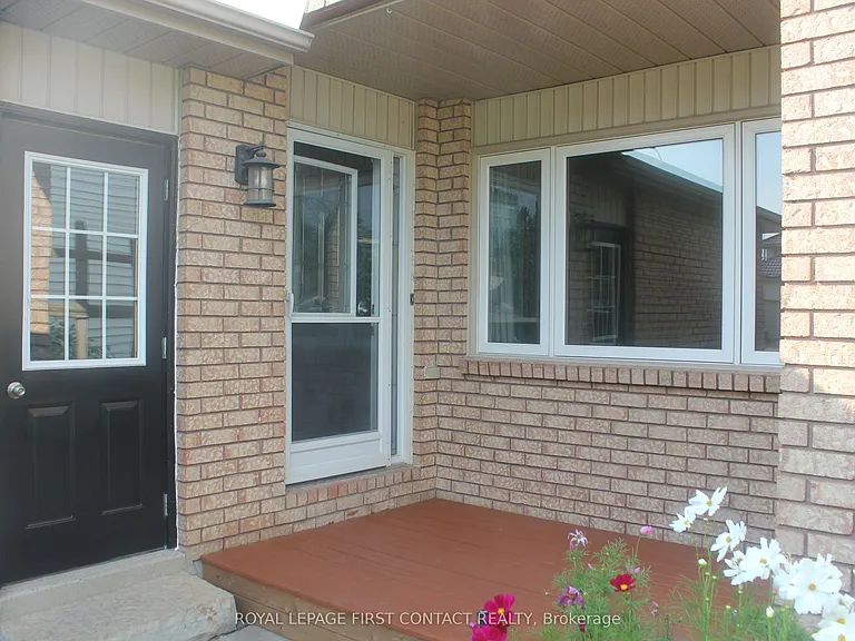 16 Rosenfeld Dr — Photo 2