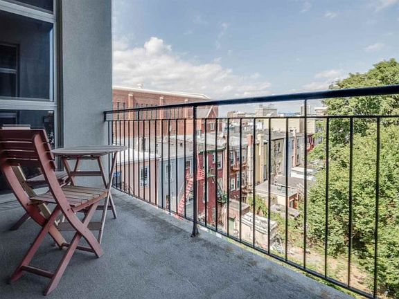 5th image of 650 Montgomery St #403