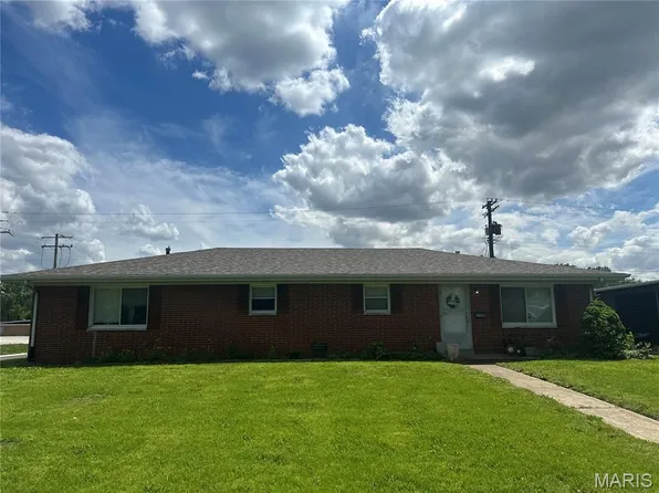 40 Queensway Dr, Belleville, IL 62226