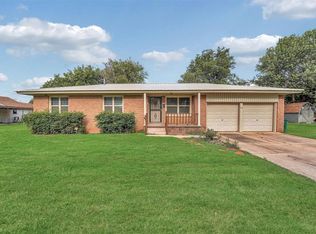 1905 N Oregon Ave, Mangum, OK 73554