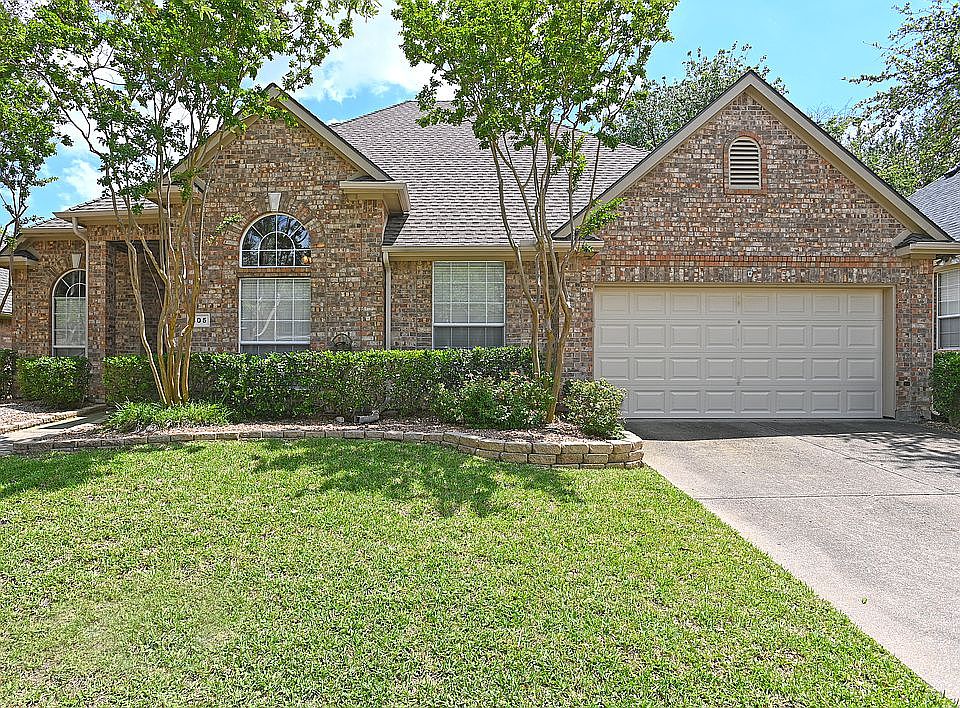 1st image of 305 S Village Dr