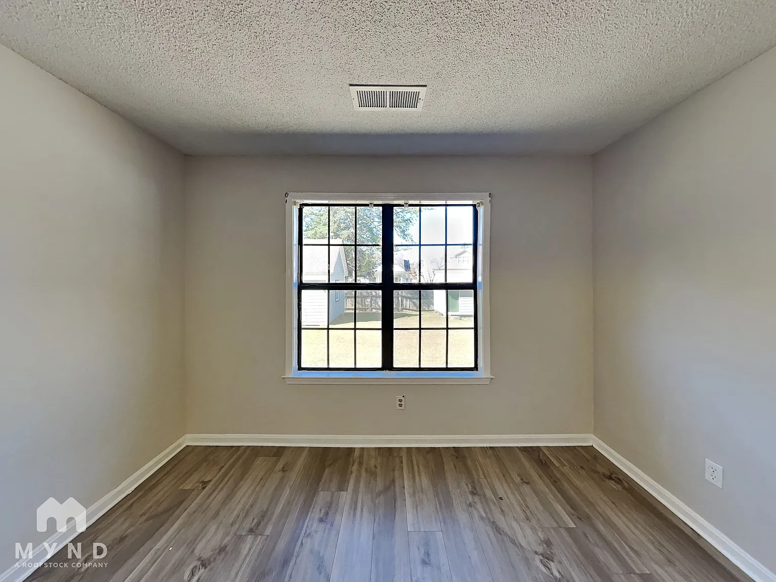 3 bed, 2.0 bath, 1000 sqft, $1,799 — Photo 2