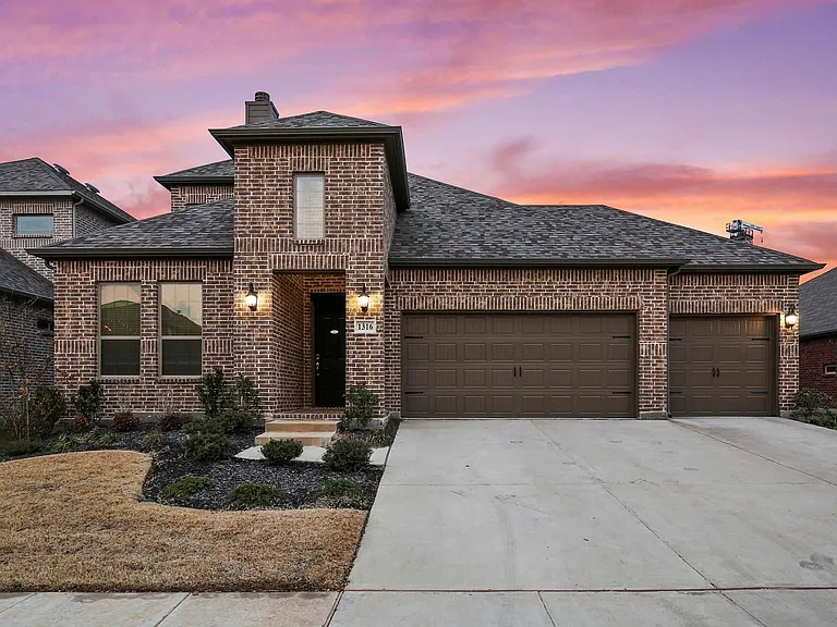 1316 Hudson Ln — Photo 2