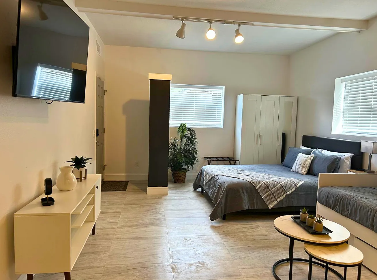 Studio, $1,300 — Photo 2