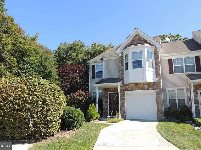 121 Chancellor Dr — Photo 1