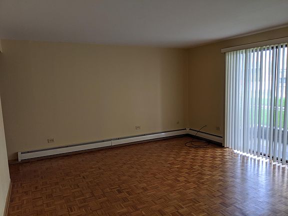 3rd image of 6041 W 63rd St APT 1N