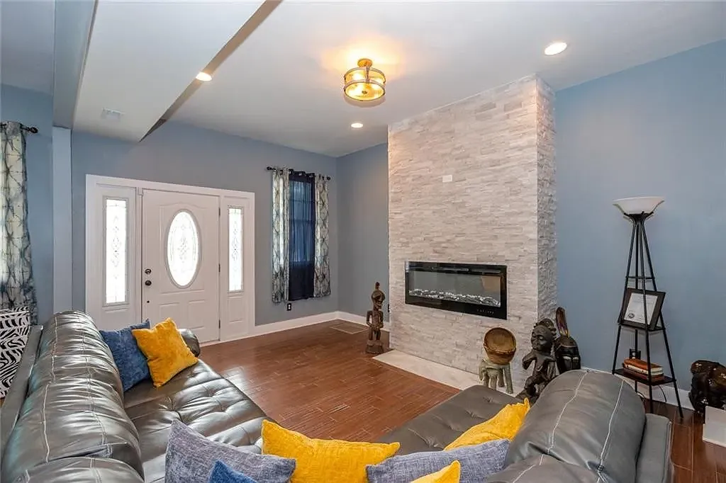 4 bed, 3.5 bath, 4542 sqft, $3,000 — Photo 2