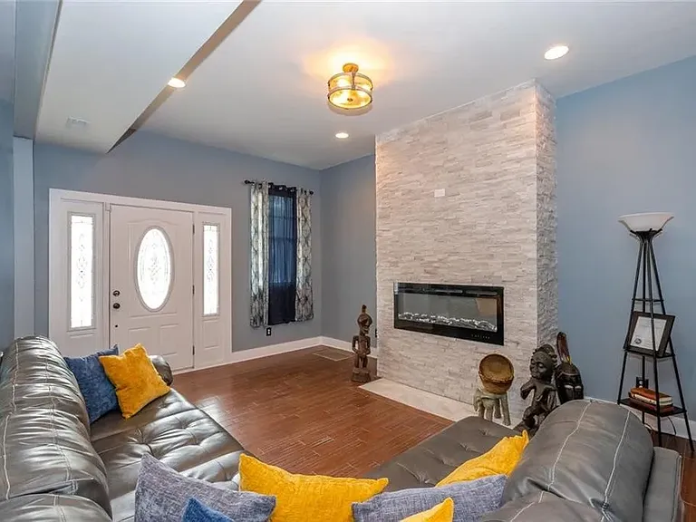 2462 N College Ave — Photo 2