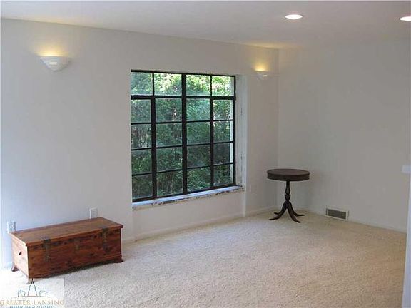 3rd image of 412 E Rosewood Ave