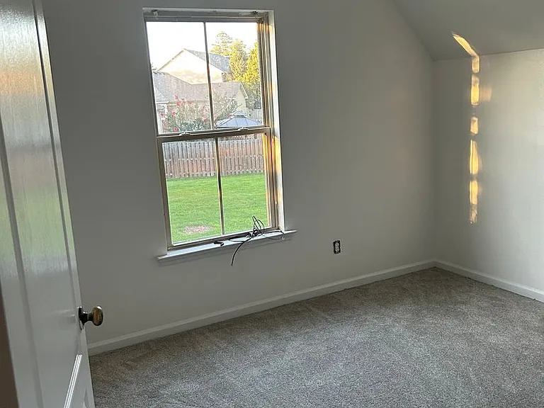 8017 Battle St — Photo 5