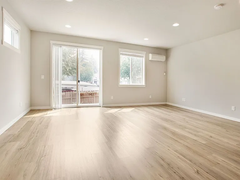 Lincoln Townhomes — Photo 11