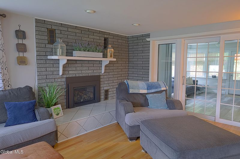 5th image of 103 Steeple Way