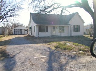 909 W Dewey Ave, Blackwell, OK 74631