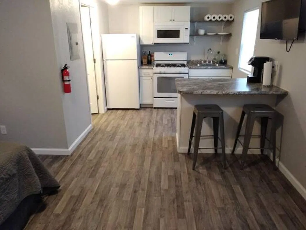 Studio, 500 sqft, $895 — Photo 2