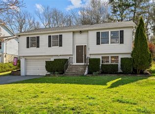 8 Susan Ct, Hyde Park, NY