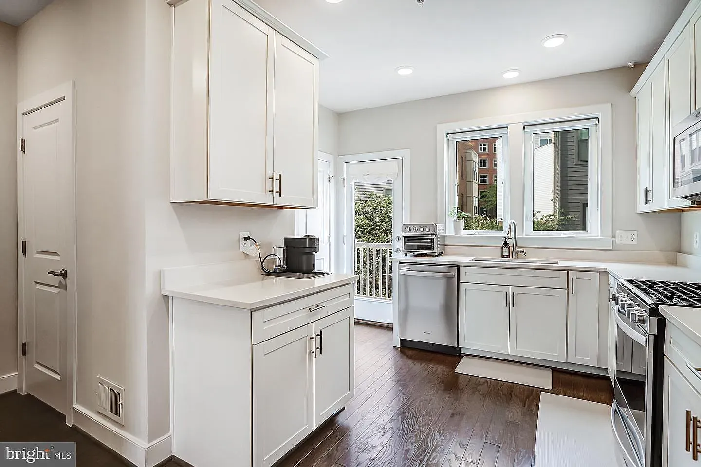 3 bed, 3.5 bath, 1888 sqft, $3,395 — Photo 3