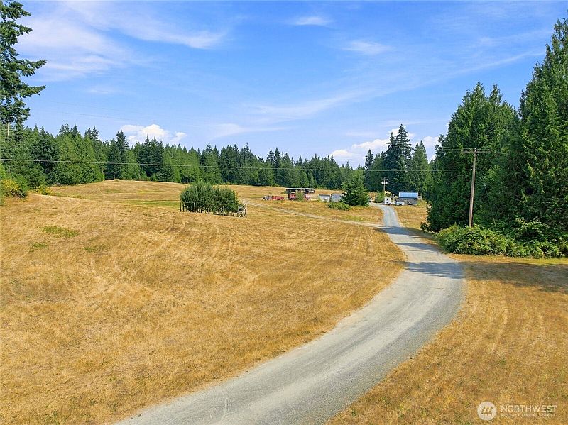 3rd image of 7495 Jewett Road