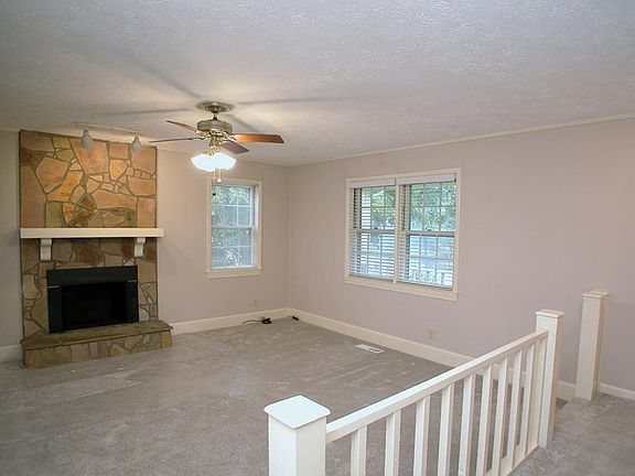 5th image of 3303 Montgomery Dr