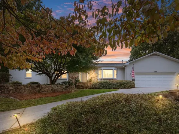 213 Mistletoe Dr, Greensboro, NC 27403